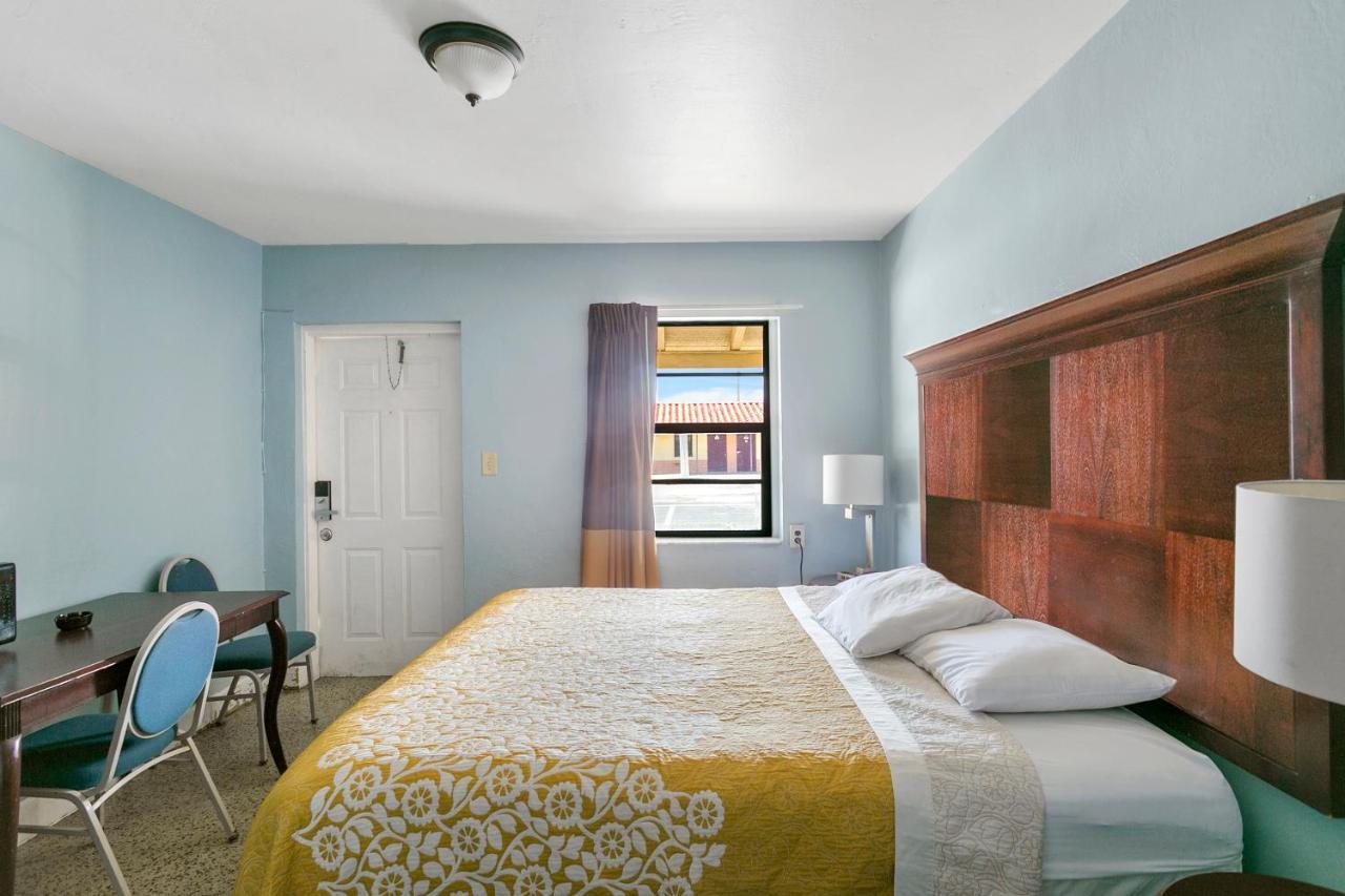 Deluxe Inn デイニア・ビーチ エクステリア 写真