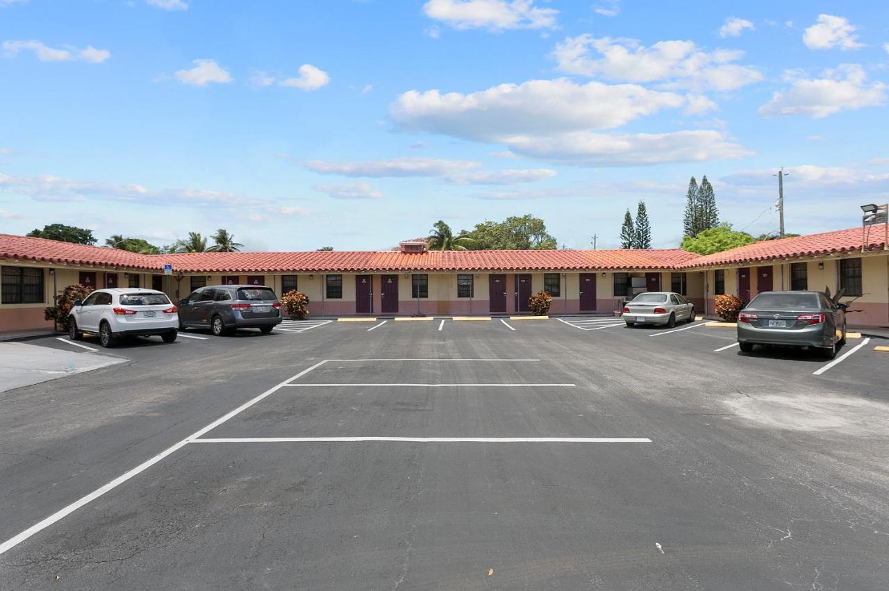 Deluxe Inn デイニア・ビーチ エクステリア 写真